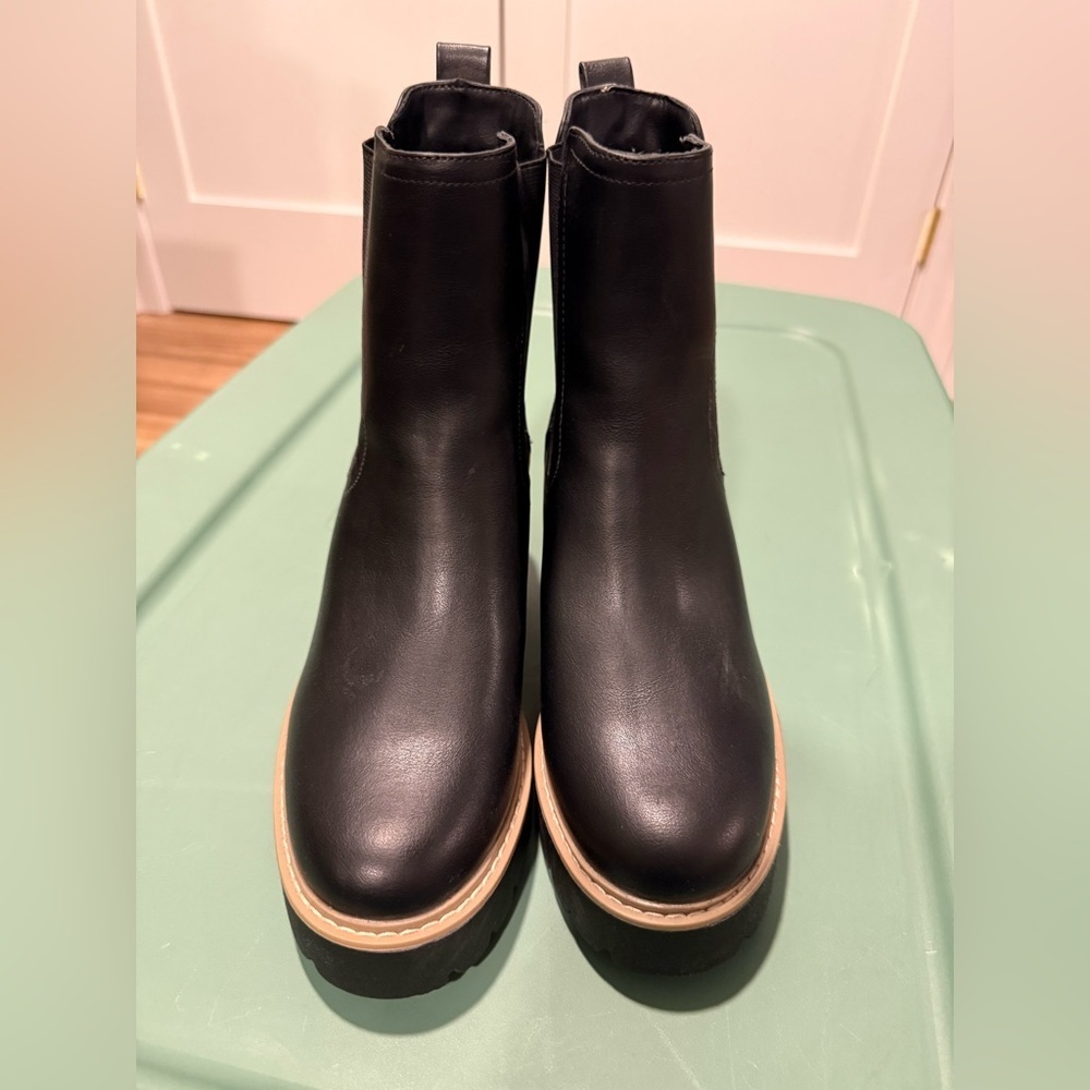 NWT Dolce Vita Women’s Black Tattler Chelsea Boots - Size 9.5 - Picture 2 of 6